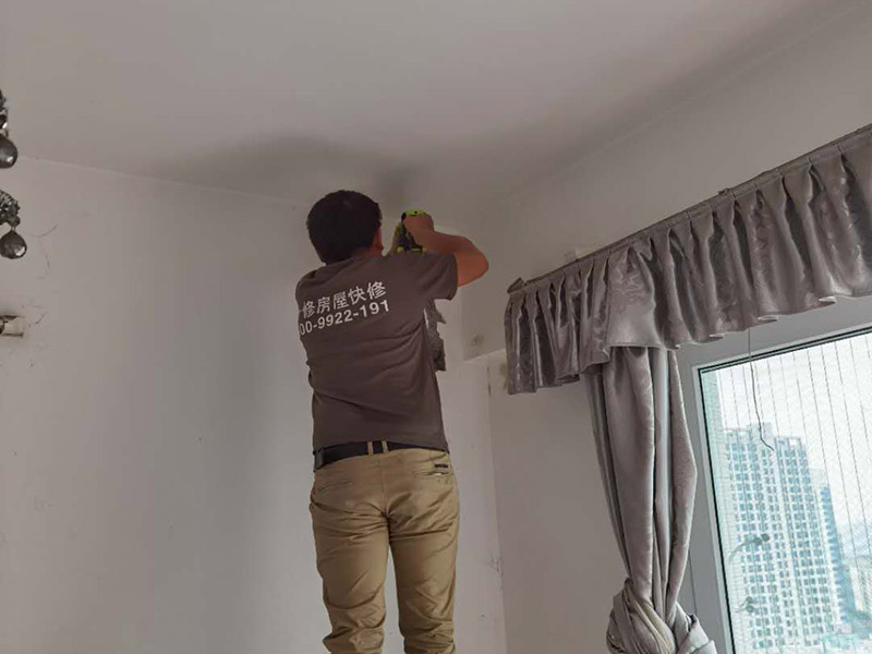 我家附近的天花板修补上门服务太贵，想问问如果自己动手应该怎么修补天花板上的洞